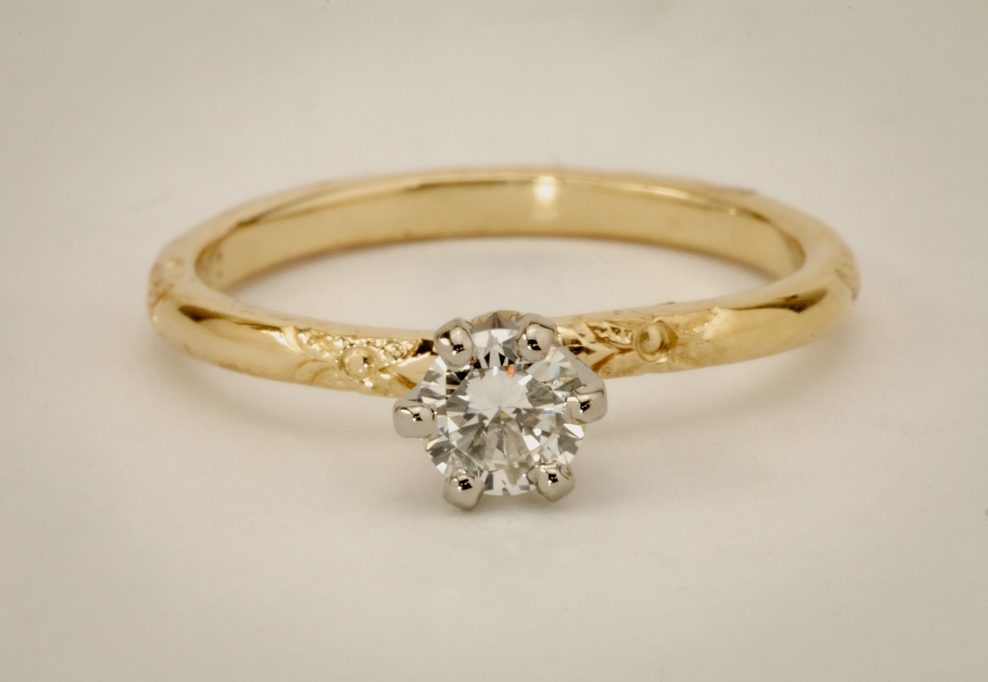 A Natural Diamond 18kt Solitare